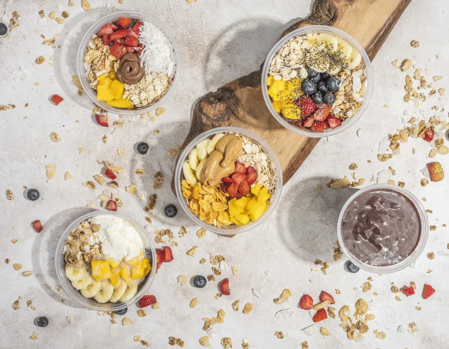 Bowls de açaí Naidí recién armados, vistos desde arriba